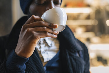 Afroamerikanischer Mann trinkt Kaffee - MAUF01302