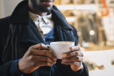 African american man drinking coffee - MAUF01304