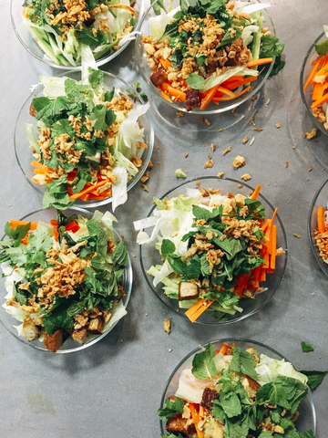 Frischer veganer vietnamesischer Salat mit sautiertem Tofu, Karotten, Paprika, Minze und gerösteten Zwiebeln, lizenzfreies Stockfoto