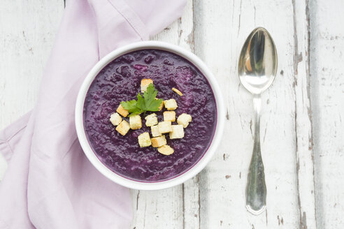 Schüssel mit Rotkohlsuppe, garniert mit Croutons und einem Blatt Petersilie - LVF06661