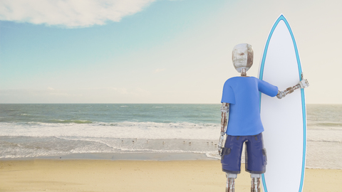 Roboter hält Surfbrett am Strand, 3d Rendering, lizenzfreies Stockfoto