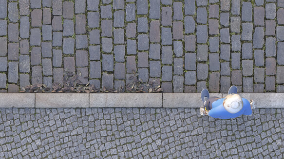 Roboter am Straßenrand stehend, 3d Rendering - AHUF00479