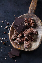 Amaranth Quinoa Cookies mit Zartbitterschokolade auf Holzlöffel - CSF28860