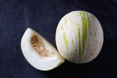 Schneeball Melone auf dunklem Grund - CSF28884