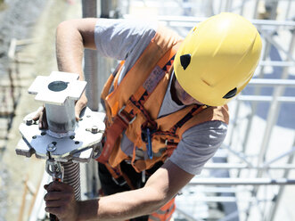 Construction worker fitting pillar - CVF00101