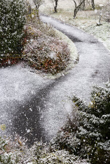 Deutschland, Bayern, Würzburg, Weg und Schneefall - NDF00740