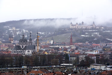 Deutschland, Bayern, Würzburg, Stadtansicht im Winter - NDF00743