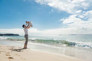 Spanien, Lanzarote, Vater mit seiner kleinen Tochter am Strand - DIGF03228