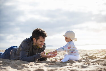 Spanien, Lanzarote, Vater spielt mit kleinem Mädchen am Strand - DIGF03231