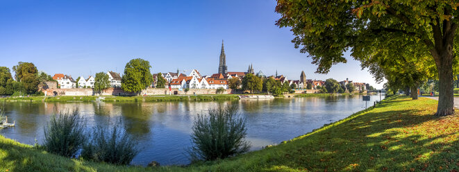 Germany, Baden-Wuerttemberg, Ulm, Ulm Minster and Danube river - PUF01302