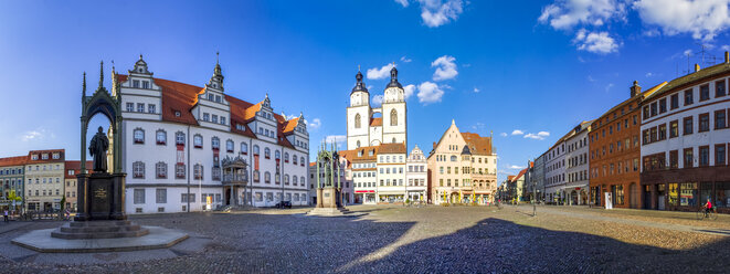 Deutschland, Lutherstadt Wittenberg, Blick auf Rathaus, Häuserzeile und Marienkirche - PUF01305