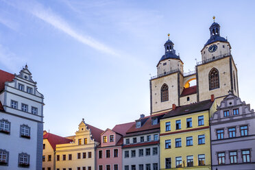 Deutschland, Lutherstadt Wittenberg, Blick auf das Rathaus, Häuserzeile und Marienkirche im Hintergrund - PUF01306