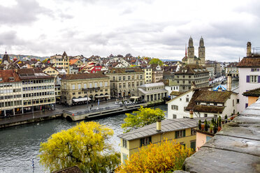 Schweiz, Zürich, Blick auf die Stadt mit Großmünster und Limmat - PUF01307