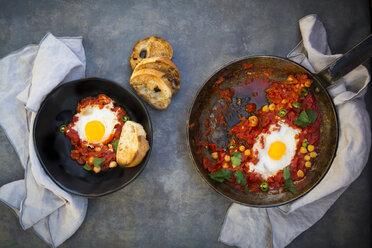 Shakshouka mit Kichererbsen in der Pfanne und gerösteten Baguettescheiben - LVF06668