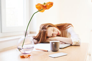 Rothaarige Frau im Büro zu Hause, die eine Pause macht - FMKF04779