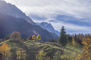 Deutschland, Bayern, Garmisch-Partenkirchen, Grainau in auutmn, Zugspitze - PVCF01293