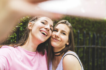 Zwei glückliche Mädchen im Teenageralter machen ein Selfie - WPEF00003