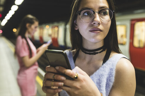 Teenager-Mädchen benutzt Mobiltelefon in der U-Bahn-Station - WPEF00021