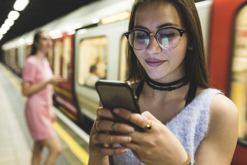 Teenager-Mädchen benutzt Mobiltelefon in der U-Bahn-Station - WPEF00022