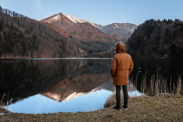 Österreich, St. Gilgen, Krottensee, junger Mann in Winterjacke - WVF00924