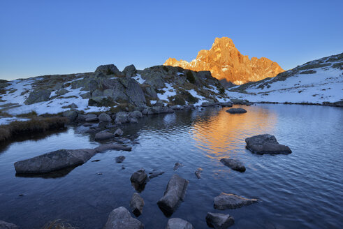 Italien, Trentino, Dolomiten, Passo Rolle, Gebirgskette Pale di San Martino, Berggipfel Cimon della Pala im Abendlicht - RUEF01810