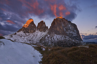 Italy, Alto Adige, Dolomites, Sassolungo, Fuenffingerspitze and Grohmannspitze at sunrise twilight, late autumn with first snow - RUEF01812