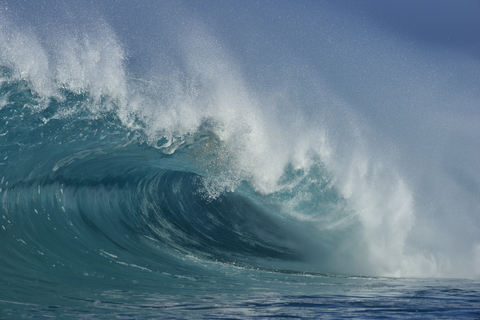 USA, Hawaii, Oahum, Pazifischer Ozean, große dramatische Welle, lizenzfreies Stockfoto