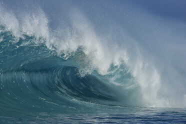 USA, Hawaii, Oahum, Pazifischer Ozean, große dramatische Welle - RUEF01816