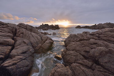 Italien, Sardinien, Cala Rossa, Costa Paradiso, Felsenküste bei Cala Rossa bei Sonnenuntergang - RUEF01820