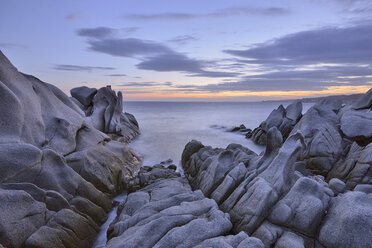 Italien, Sardinien, Granitfelsen an der Küste bei Sonnenaufgang bei Capo Testa - RUEF01821