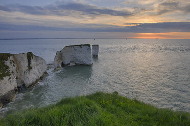 Großbritannien, England, Dorset, Jurassic Coast, Isle of Purbeck, Old Harry Rocks, Felsen bei Sonnenaufgang - RUEF01823