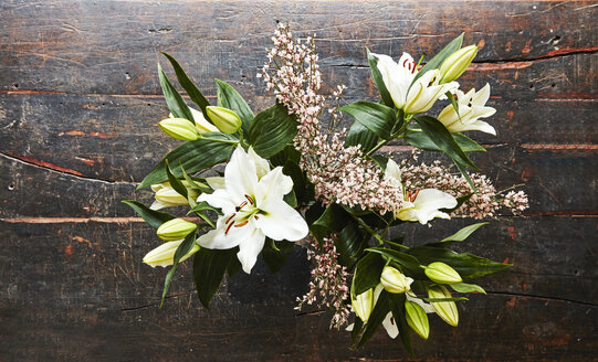 Schnittblumen auf dunklem Holz, Ansicht von oben - FMKF04780