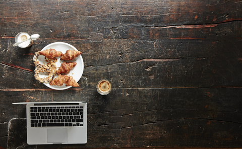 Frühstückstisch mit Laptop, Ansicht von oben, lizenzfreies Stockfoto