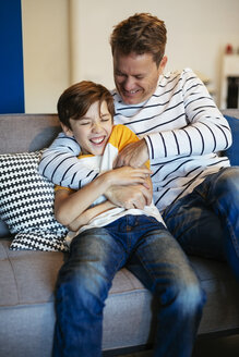 Sorgloser Vater und Sohn haben Spaß auf der Couch zu Hause - EBSF02125