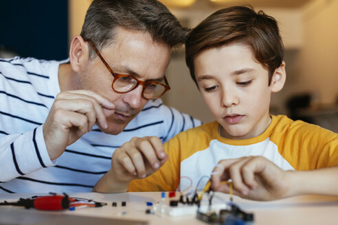 Vater und Sohn beim Zusammenbau eines elektronischen Baukastens - EBSF02135