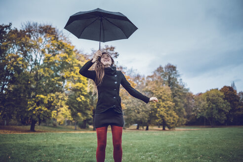 Junge Frau mit Regenschirm in herbstlichem Park - JSCF00027