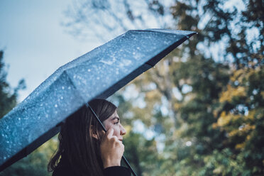 Junge Frau mit nassem Regenschirm im herbstlichen Park - JSCF00034