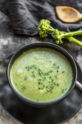 Schüssel Brokkolisuppe mit Kresse - SARF03523