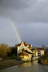 Deutschland, Bayern, Regensburg, Regenbogen über Donauinsel - LBF01762