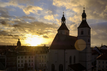 Deutschland, Bayern, Regensburg, Altstadt, Neupfarrkirche bei Sonnenuntergang - LBF01765