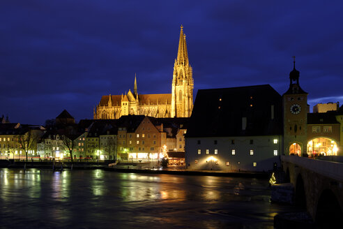 Deutschland, Bayern, Regensburg, Altstadt, Regensburger Dom und Donau bei Nacht - LBF01767