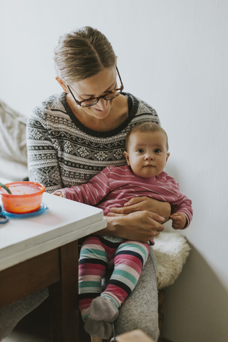 Lächelnde Mutter mit Baby zu Hause, lizenzfreies Stockfoto