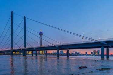 Deutschland, Nordrhein-Westfalen, Düsseldorf, Rheinkniebrücke, Rheinturm und Medienhafen, Hochwasser am Abend - FRF00634