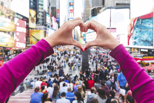 USA, New York, herzförmige Hände auf dem Times Square - WPEF00037