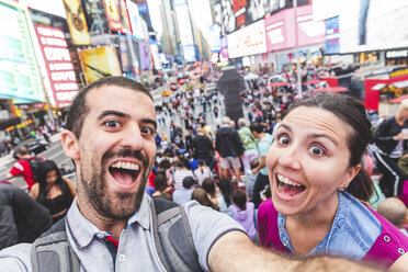 USA, New York, Selfie eines glücklichen Paares in der Stadt am Times Square - WPEF00038
