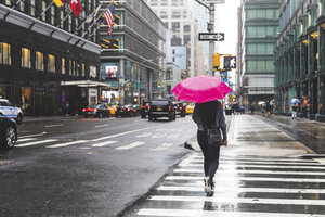 USA, New York, Frau in der Stadt an einem regnerischen Tag - WPEF00043
