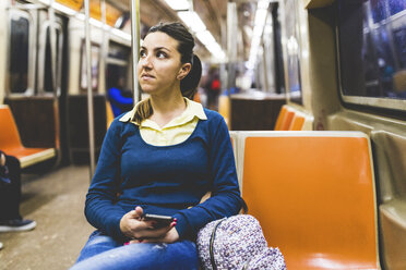 USA, New York, Frau mit Mobiltelefon in der U-Bahn - WPEF00048