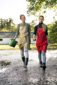 Zwei Frauen arbeiten auf einem Bauernhof - PESF00974