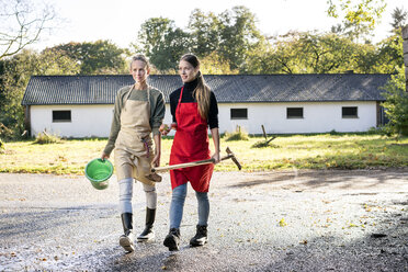 Zwei Frauen arbeiten auf einem Bauernhof - PESF00975