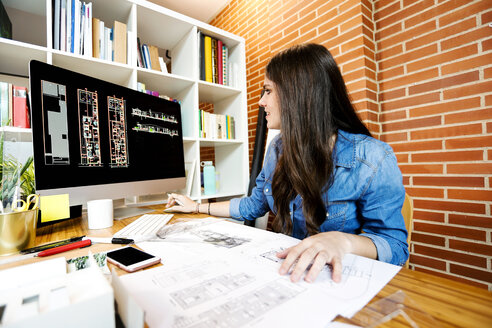 Junge Frau arbeitet in einem Architekturbüro - VABF01454